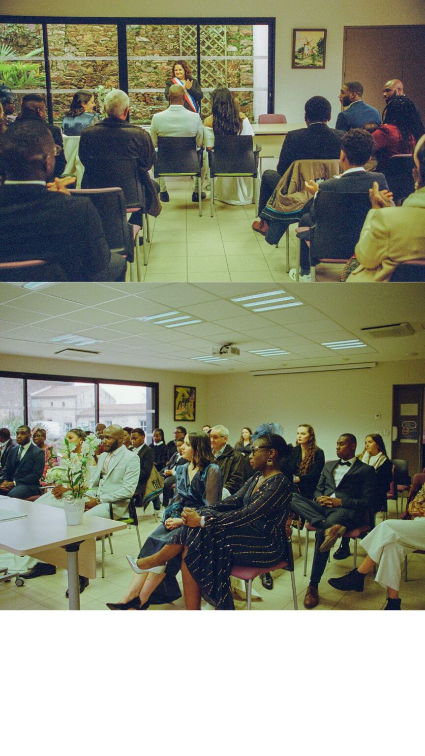 Cérémonie civile avec des invités assis et un officier d'état civil s'adressant aux mariés.