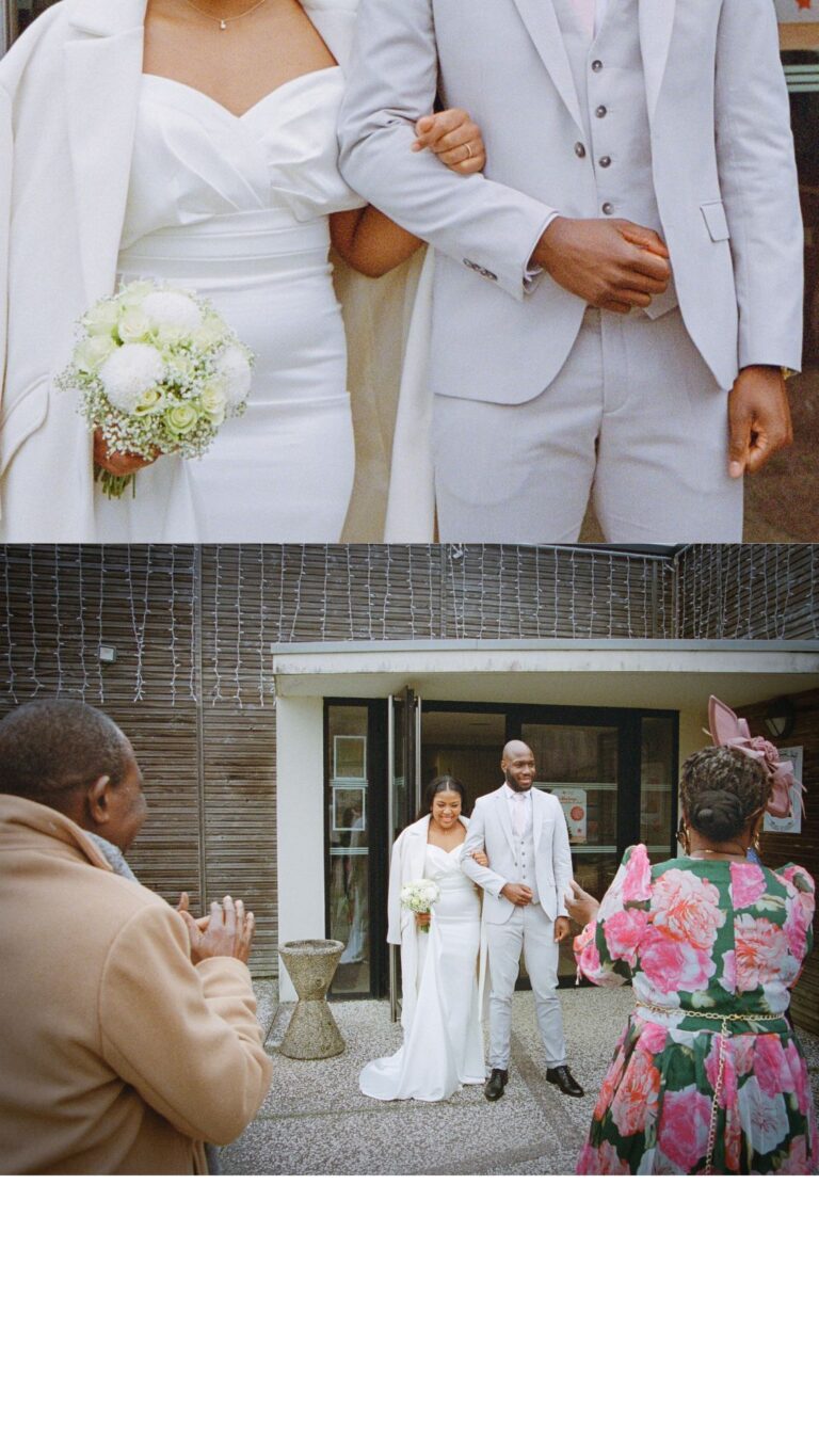 Mariés devant leur lieu de cérémonie, accueillis par des invités, en tenue élégante avec bouquet de fleurs blanches.